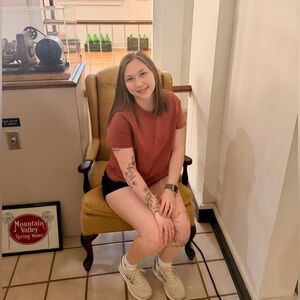 Meet your Posher, Chloe